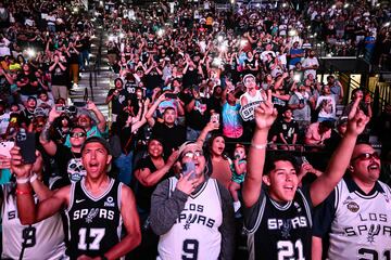 Aficionados de los Spurs celebran en el AT&T Center, pabellón donde juegan los San Antonio Spurs, la elección de Victor Wembanyama en la primera posición del draft.