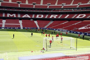 Diego Pablo Simeone dirigiendo el entrenamiento de hoy en el Wanda Metropolitano. 