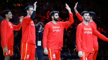 ZARAGOZA, 22/02/2024.- El base español Ricky Rubio (c) junto a sus compañeros instantes antes del encuentro clasificatorio del Eurobasket 2025 ante Letonia disputado este jueves en el Pabellón Príncipe Felipe de Zaragoza. EFE/ Javier Cebollada
