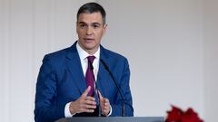 El presidente del Gobierno, Pedro Sánchez, comparece para explicar el decreto que prorroga el escudo social tras una rueda de prensa posterior a la reunión del Consejo de Ministros, en el Palacio de la Moncloa, a 27 de diciembre de 2023, en Madrid (España). El Consejo de Ministros ha aprobado hoy la prórroga parcial del 'escudo social' para combatir los efectos de la inflación, la crisis energética y la guerra de Ucrania, y mantendrá las medidas referentes al ámbito laboral, la imposibilidad de suspender los suministros básicos, la ampliación de los descuentos correspondientes al bono social eléctrico o la suspensión de los desahucios, según han trasladado fuentes de Sumar. Además, se aprobará el transporte público gratis para jóvenes y desempleados y se prorrogarán hasta junio las rebajas del IVA a alimentos. El nuevo paquete aprobado hoy en el último Consejo de Ministros del año será el octavo impulsado por el Ejecutivo para seguir respondiendo al impacto de la guerra en Ucrania y el incremento de precios, una movilización de recursos que, hasta ahora, asciende a unos 47.000 millones de euros.
27 DICIEMBRE 2023;COMPLEJO DE LA MONCLOA;PEDRO SÁNCHEZ;ESCUDO SOCIAL;GOBIERNO;TRANSPORTE PÚBLICO GRATIS JÓVENES
Eduardo Parra / Europa Press
27/12/2023