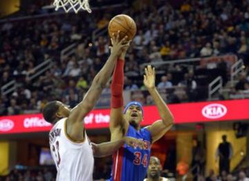 Tobias Harris, nuevo jugador de los Pistons, trata de anotar por encima de Tristan Thompson.