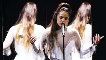 La española sorprendió a los espectadores de los Grammy con su increíble presentación.
