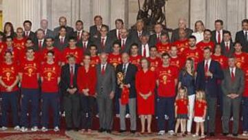 <b>FOTO DE FAMILIA. </b>Los 23 jugadores, los cinco técnicos y otros 23 miembros de la FEF posaron con la Familia Real en el Salón de Columnas del Palacio Real.