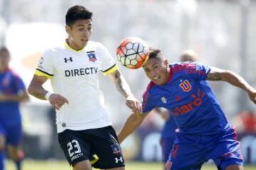 El jugador de Colo Colo Claudio Baeza controla el balon durante el partido de primera division contra Universidad de Chile disputado en el estadio Monumental de Santiago, Chile.