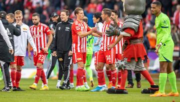 18 September 2022, Berlin: Soccer: Bundesliga, 1. FC Union Berlin - VfL Wolfsburg, Matchday 7, An der Alten Försterei. Union Berlin's team and mascot Ritter Keule high-five each other after the game. Photo: Andreas Gora/dpa - IMPORTANT NOTE: In accordance with the requirements of the DFL Deutsche Fußball Liga and the DFB Deutscher Fußball-Bund, it is prohibited to use or have used photographs taken in the stadium and/or of the match in the form of sequence pictures and/or video-like photo series. (Photo by Andreas Gora/picture alliance via Getty Images)