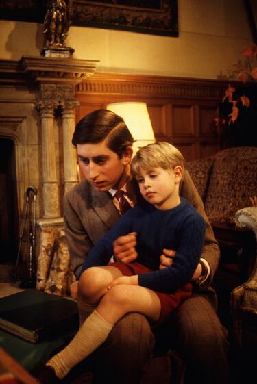 El príncipe Carlos posa con su hermano menor, el Príncipe Eduardo en 1969. 