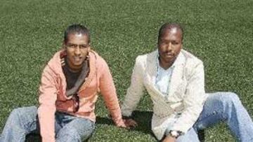 Guerrero posa junto a su padre con la camiseta de la selección de Ecuador.