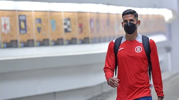 Luis Abram llega al Estadio Azteca para un partido con Cruz Azul.