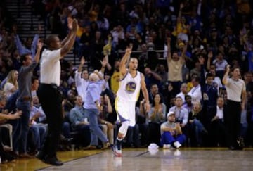 Stephen Curry, tras anotar un triple.