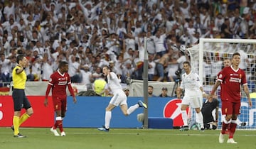 Bale scores an overhead kick and gives the lead to Real Madrid. (2-1)