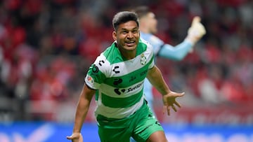 Eduardo Aguirre festeja un gol con Santos Laguna en contra de Toluca.