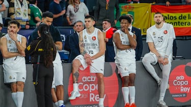 Los jugadores del Real Madrid muestran su desolación tras la derrota ante el Baskonia en la final de la Copa del Rey de la ACB en el Roig Arena de Valencia.