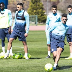 Juanma, con los 'pequeños' de Fuenlabrada