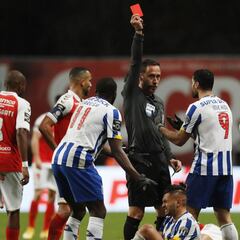 Expulsión a Tecatito Corona destaca en jornada de Mexicanos en el Viejo Continente