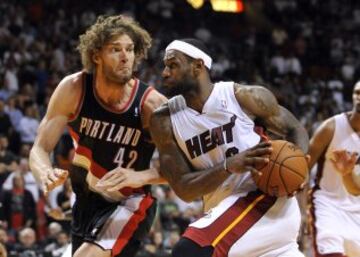 LeBron James frente a Robin Lopez.