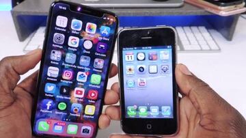 A la izquierda un iPhone X, a la derecha el iPhone 3GS