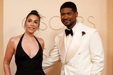 Usher y Jennifer Goicoechea posa en la alfombra roja del Dolby Theatre.