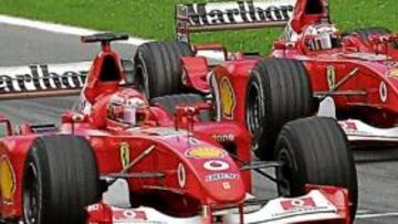<b>FINAL POLÉMICO. </b>Así cruzaron Schumacher y Barrichello la meta en el GP de Austria de 2002.