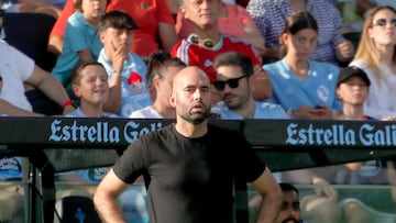 El entrenador del Celta, Claudio Giráldez, en el partido de LaLiga ante el Alavés disputado este viernes en el estadio Balaidos de Vigo.