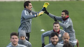 Iraizoz y Balenziaga chocan manos, con Simón, Bóveda, Rico, Aduriz y De Marcos delante.