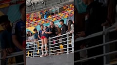 La chilena que revoluciona Santiago 2023: ¡hasta le pidieron que firmara un brazo!