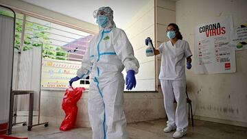 Un médico se desinfecta después de haber pasado una consulta médica.