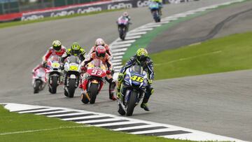 Valentino Rossi y el pelotón.