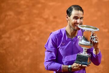 Rafael Nadal muerde el trofeo. 