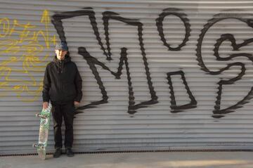 Marcel Cama nos atendió en Sants de camino a Skate Agora Badalona.