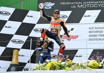 Celebración del piloto español tras proclamarse campeón del Gran Premio de Alemania de MotoGP.