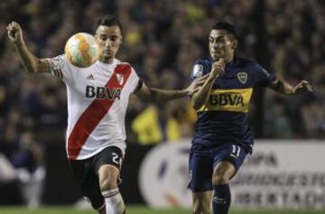 BAS15. BUENOS AIRES (ARGENTINA), 14/05/2015.- El jugador Federico Carrizo (d) de Boca Juniors disputa el balón con Emanuel Mammana (i) de River Plate hoy, jueves 14 de Mayo de 2015, durante un partido por los octavos de final de la Copa Libertadores, en el estado de Boca Juniors en Buenos Aires (Argentina). EFE/David Fernández