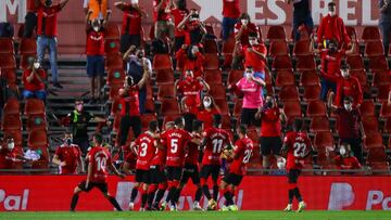 El Mallorca celebra uno de sus goles ante la afici&oacute;n en Son Moix.