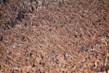 Seguidores del Legia Warszawa equipo de polonia durante el partido de Europa League entre el Lazio y el Legia Warszawa en el Estadio Olímpico el 19 de septiembre de 2013 en Roma, Italia.