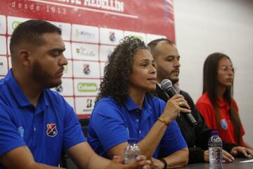 Daniel Ossa, presidente del DIM y Liliana Zapatra, presidenta de Formas Intimas fueron los encargados de presentar la plantilla del equipo para esta Liga Femenina 2022.