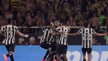 . RIO DE JANEIRO (BRASIL), 23/10/2024.- Jugadores de Botafogo celebran un gol ante Peñarol este miércoles, en un partido de la Copa Libertadores en el estadio Olímpico Nilton Santos de Rio de Janeiro (Brasil). EFE/Antonio Lacerda