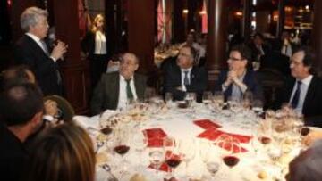 Enrique Cerezo, en el momento de hablar, junto a Alfredo Relaño, Roberto Gómez, Álvaro Calvo y Julián Redondo.