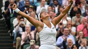 Jessica Bouzas celebra su victoria contra Marketa Vondrousova en Wimbledon.