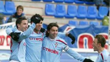 <b>CELEBRACIÓN. </b>Los vigueses celebraron los dos goles del brasileño Costa que les dieron los tres puntos en el campo del líder.