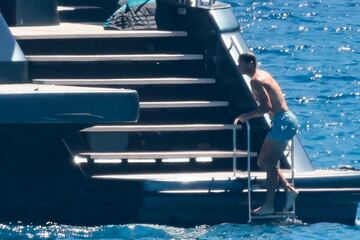 El tenista espa?ol se recupera de su lesi車n abdominal, que le oblig車 a abandonar el Grand Slam brit芍nico, en las aguas de la isla balear a bordo de un barco y rodeado de amigos.