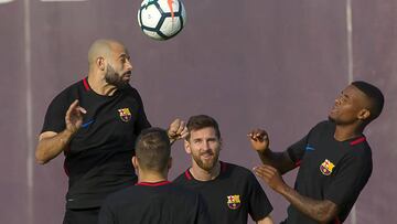 Mascherano, en la imagen arriba de Messi, podr&iacute;a ser una de las novedades en un once del Bar&ccedil;a con posibles cambios.