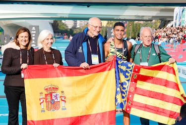 Juan Roig, Presidente de la Fundación Trinidad Alfonso que organiza la maratón, junto a Ibrahim Chakir.