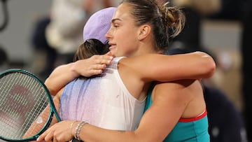 Aryna Sabalenka e Iga Swiatek se abrazan tras su partido en Roland Garros.