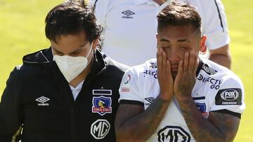 El delantero salvó a los albos en Viña, pero salió de la cancha por una lesión en la rodilla derecha. Se fue llorando y con una férula. Gustavo Quinteros se preocupa.