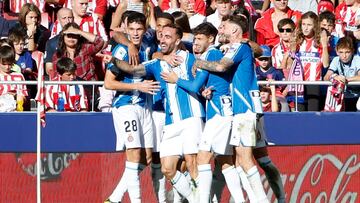 El centrocampista del Espanyol Sergi Darder celebra con sus compañeros tras marcar el 0-1.