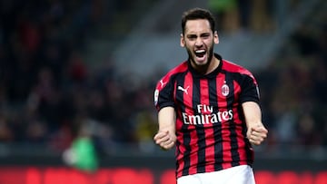 Hakan Calhanoglu celebra un gol como jugador del AC Milan.