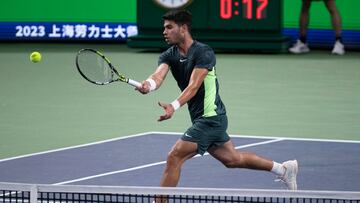 Carlos Alcaraz, en acción contra Gregoire Barrere en Shanghai.