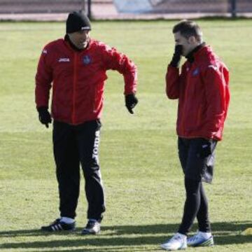 RETORNO AL ONCE. Luis García da indicaciones en el entrenamiento a Sarabia, que vuelve al equipo.