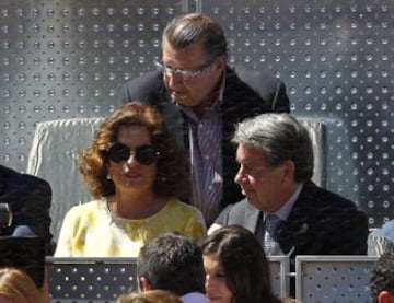 Ana Botella y Manolo Santana durante la final de tenis masculino del Masters de Madrid.