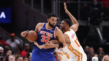 Karl-Anthony Towns, ala-pívot de New York Knicks, se enreda en ataque con Tony Bradley, de Atlanta Hawks.