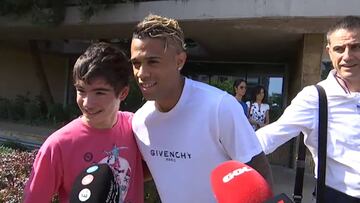 Mariano "muy contento" atendió a todos los aficionados madridistas